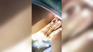 Godurioso ditalino sul treno