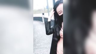 La cagna giapponese gira nuda in pubblico