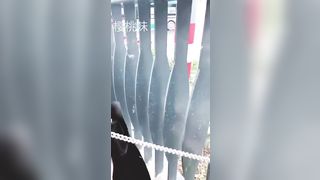 La cagna giapponese gira nuda in pubblico