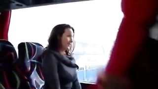 Esce la fica in autobus