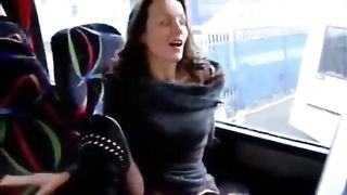 Esce la fica in autobus