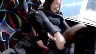 Esce la fica in autobus