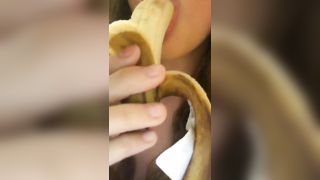 Bella figa mette tutta una banana in bocca