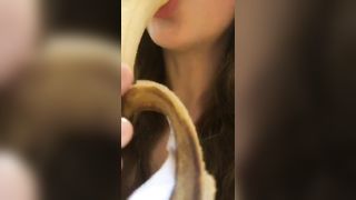 Bella figa mette tutta una banana in bocca
