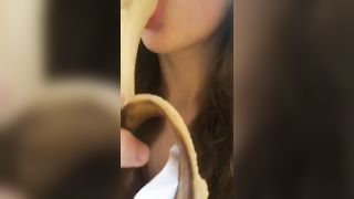 Bella figa mette tutta una banana in bocca