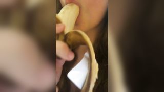 Bella figa mette tutta una banana in bocca