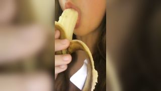 Anteprima del video: Bella figa mette tutta una banana in bocca