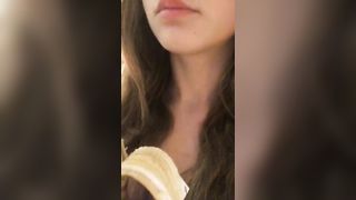 Bella figa mette tutta una banana in bocca