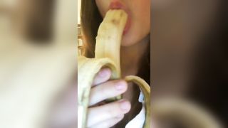Bella figa mette tutta una banana in bocca