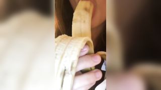 Bella figa mette tutta una banana in bocca