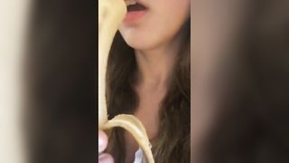 Bella figa mette tutta una banana in bocca