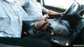 Bella biondina troietta pompa in auto