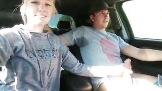 Bella biondina troietta pompa in auto