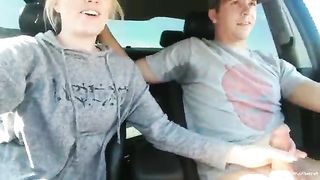 Bella biondina troietta pompa in auto