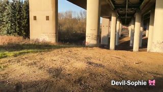 Puttana bionda in latex nero scopa all'aperto e piscia