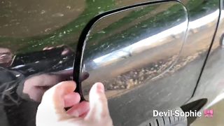 Puttana bionda in latex nero scopa all'aperto e piscia