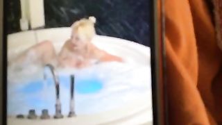 Manya pornostar in vasca idromassaggio