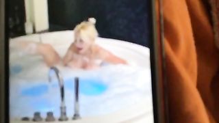 Manya pornostar in vasca idromassaggio