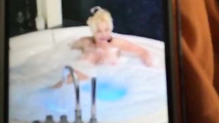 Manya pornostar in vasca idromassaggio