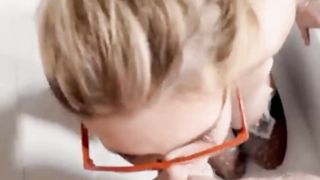 Fa vomitare la moglie spingendo il cazzo in gola