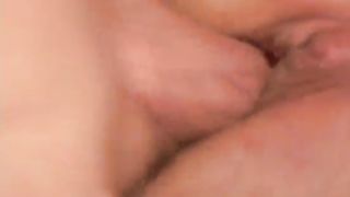 Alla bella puttanella biondina piace l'anale