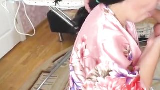 La incula mentre stira