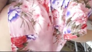 La incula mentre stira