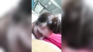 Troietta pompa e beve in auto