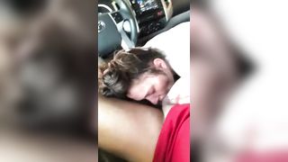 Troietta pompa e beve in auto