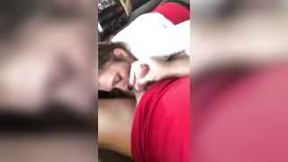 Troietta pompa e beve in auto