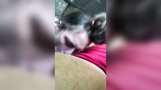 Troietta pompa e beve in auto