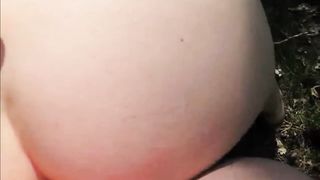 Una sveltina all'aperto per la milfona