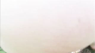 Una sveltina all'aperto per la milfona