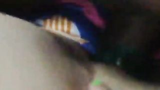 Filma la sua ragazza mentre la scopa