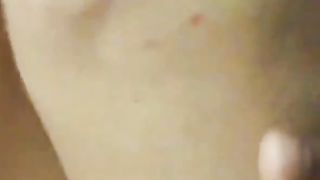 Filma la sua ragazza mentre la scopa