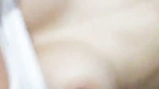 Filma la sua ragazza mentre la scopa