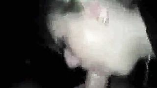 Bionda vogliosa succhia cazzo in auto