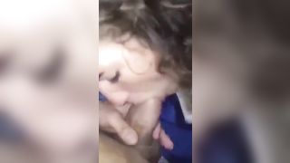 Due amici soddisfano la compagna di scuola !