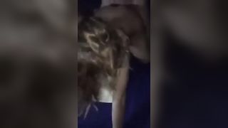 Due amici soddisfano la compagna di scuola !