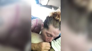 La puttana milf pompa in auto