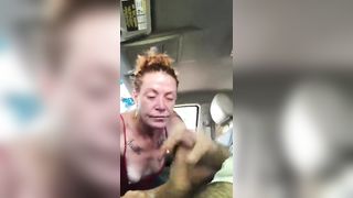 La puttana milf pompa in auto