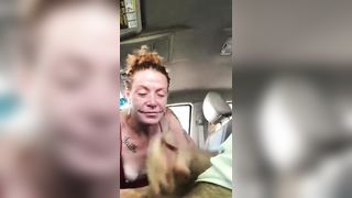 Anteprima del video: La puttana milf pompa in auto