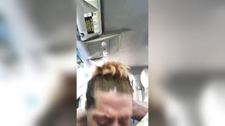 La puttana milf pompa in auto