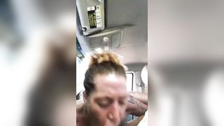 La puttana milf pompa in auto