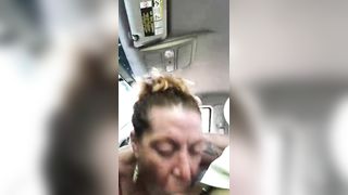 La puttana milf pompa in auto