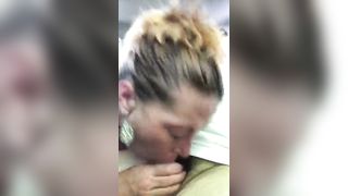 La puttana milf pompa in auto