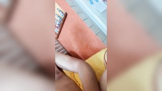 Sega sul divano con sborrata