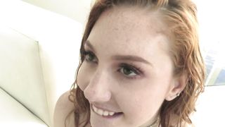 Bella rossa ingoia una sborrata