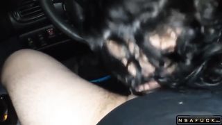 Giovane troietta bruna fa pompa in auto