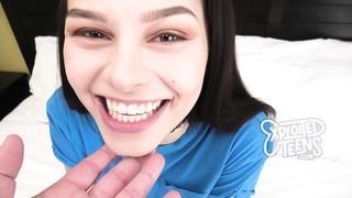 Sexy principiante diciottenne succhia il cazzo in questo porno